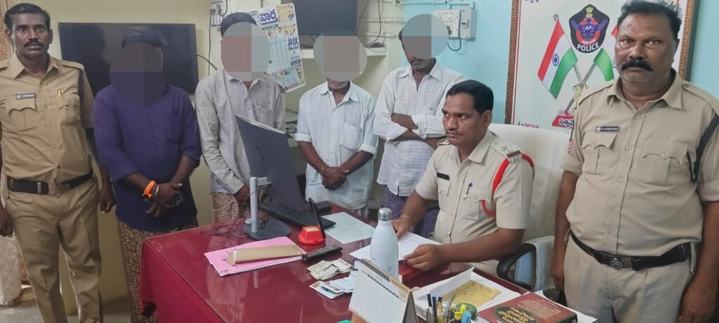 మడూరు శివార్లలో పేకాట స్థావరంపై దాడి – నలుగురు అరెస్ట్