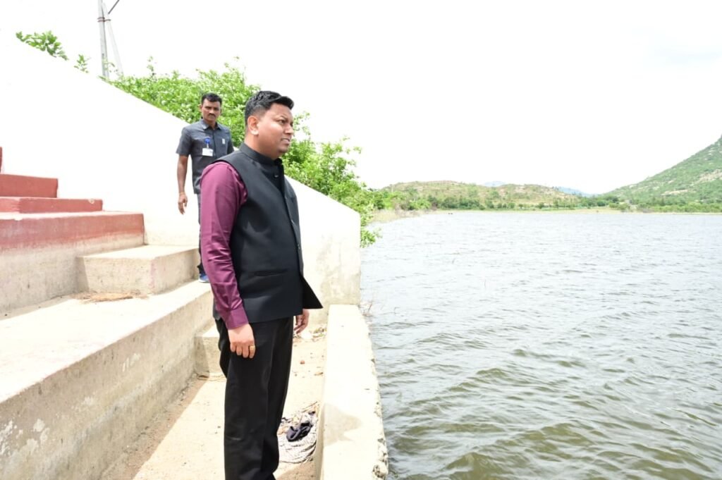 జలధారతో!…జలకళ సంతరించుకున్న గుమ్మ సముద్రం చెరువు